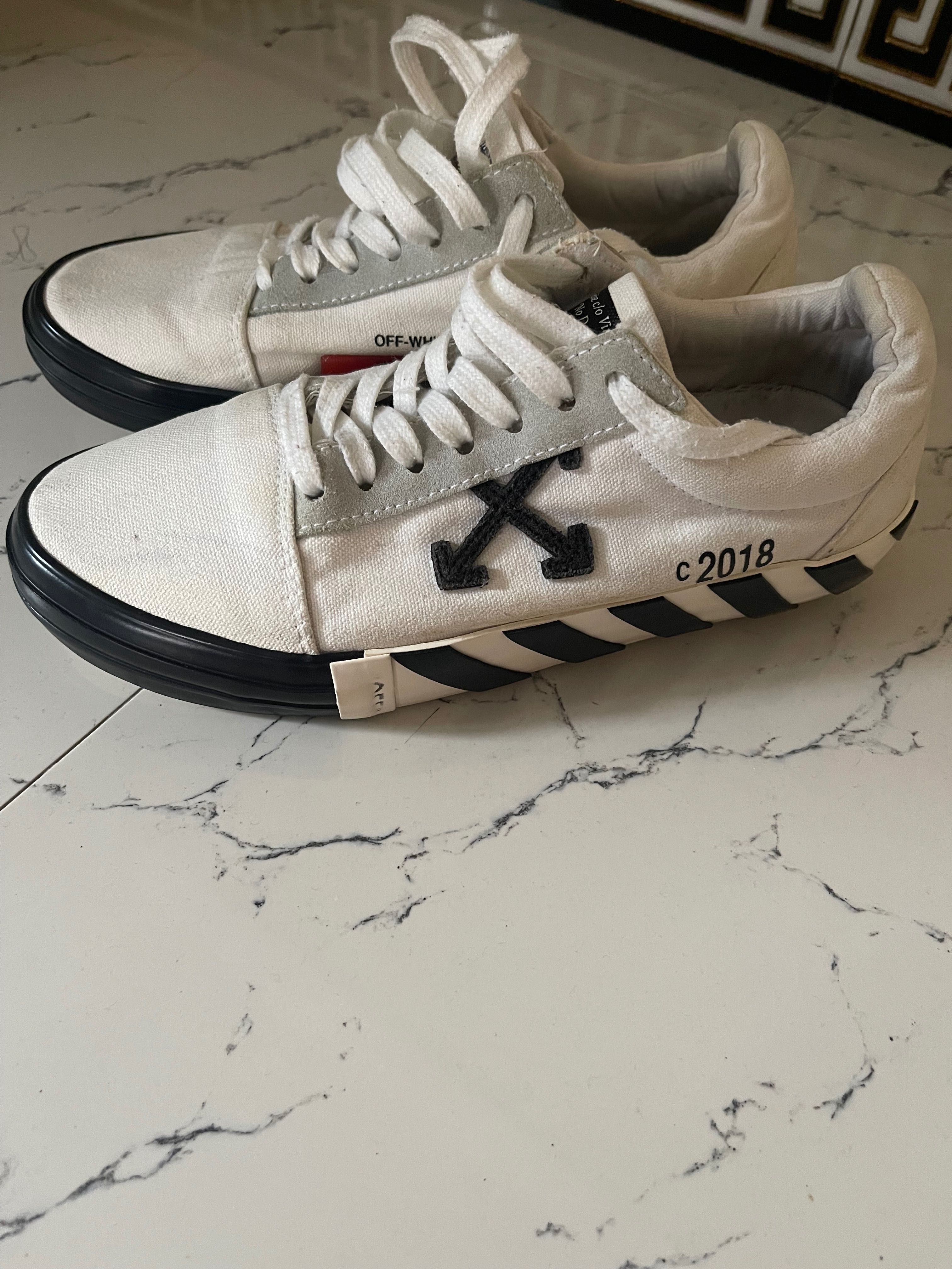 Papuci off white