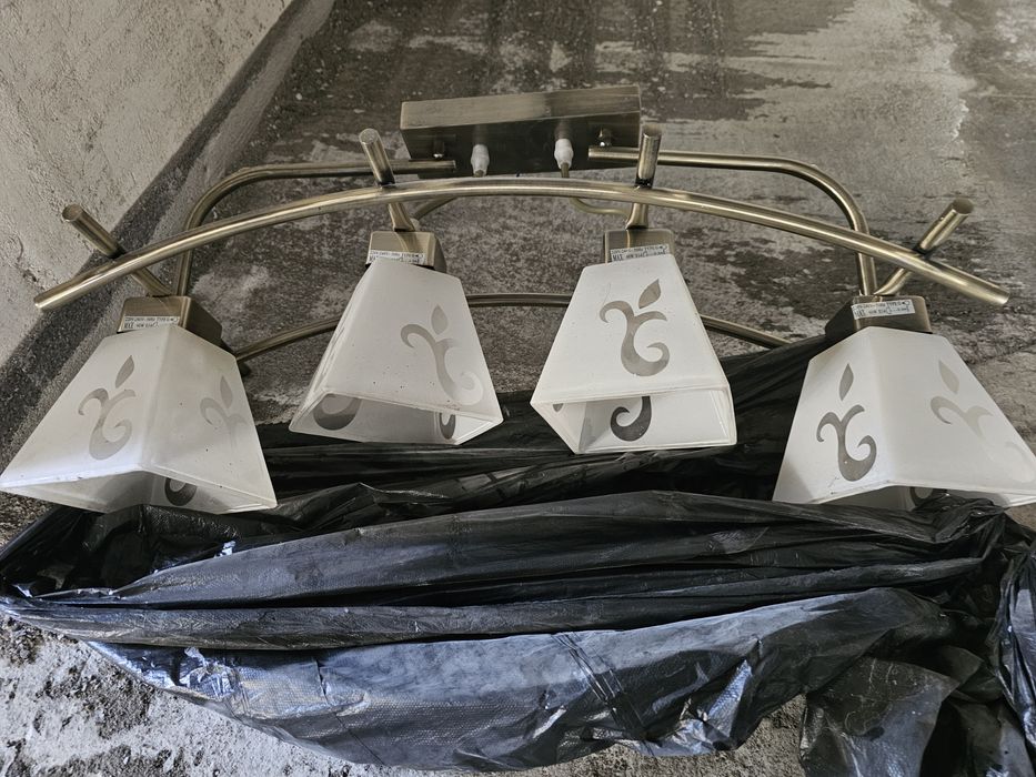 две люстры потолочные