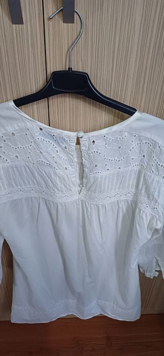 Vând bluzița alba brodata marimea S