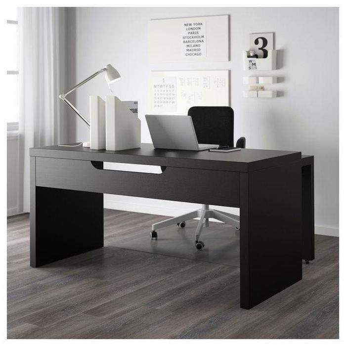Birou Ikea plus scaun aproape noi ambele