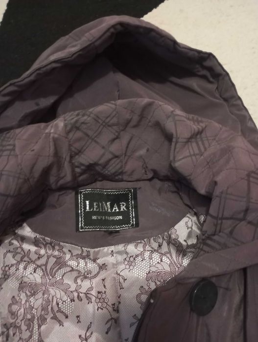 Дамско зимно яке със сваляща се качулка.