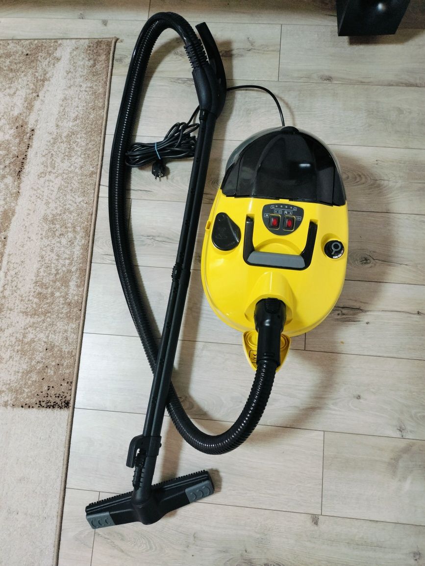 Aspirator Karcher SV 7  cu filtrare prin apa și pompa de aburi