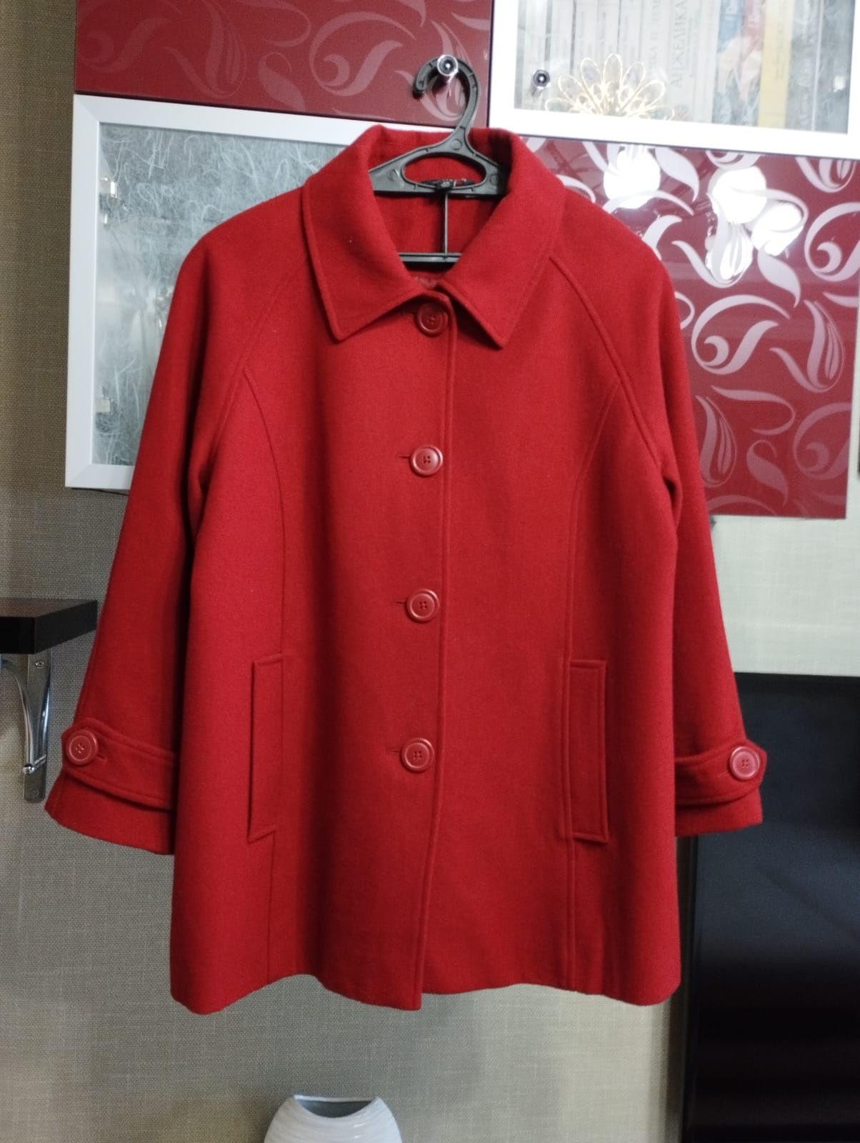 Продам пиджак женский красный