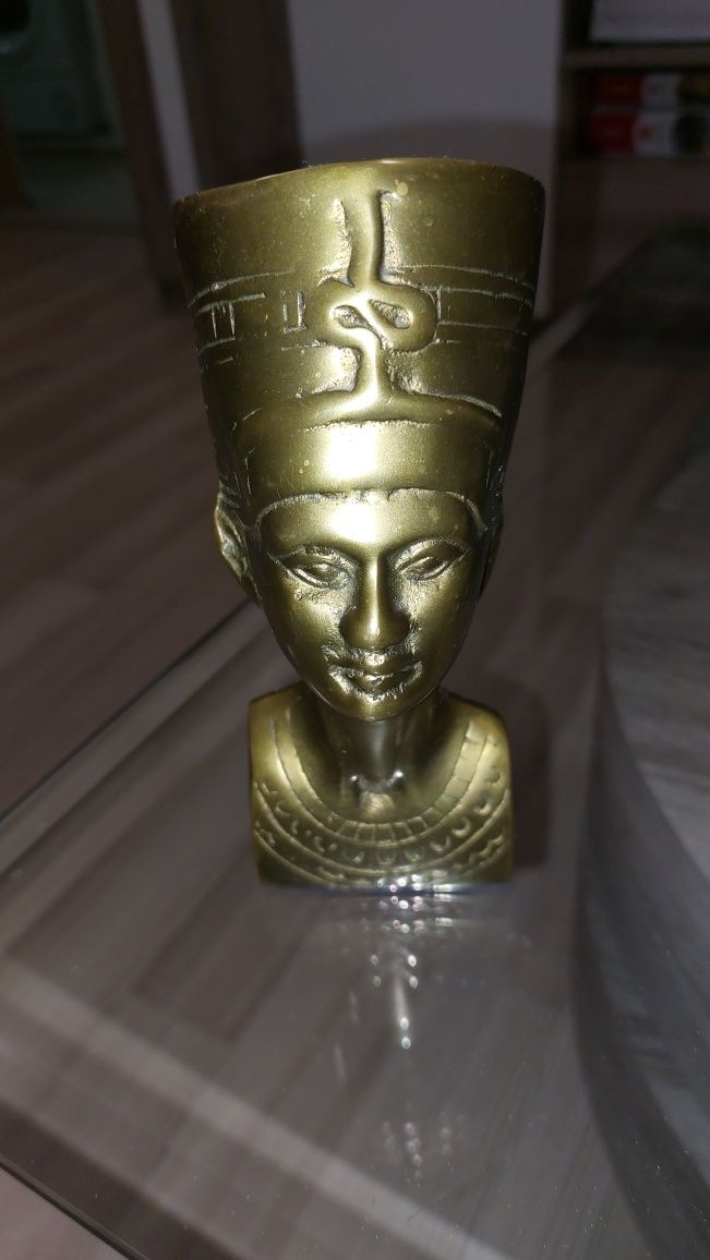 Масивен бронзов бюст на Нефертити. Без забележки.