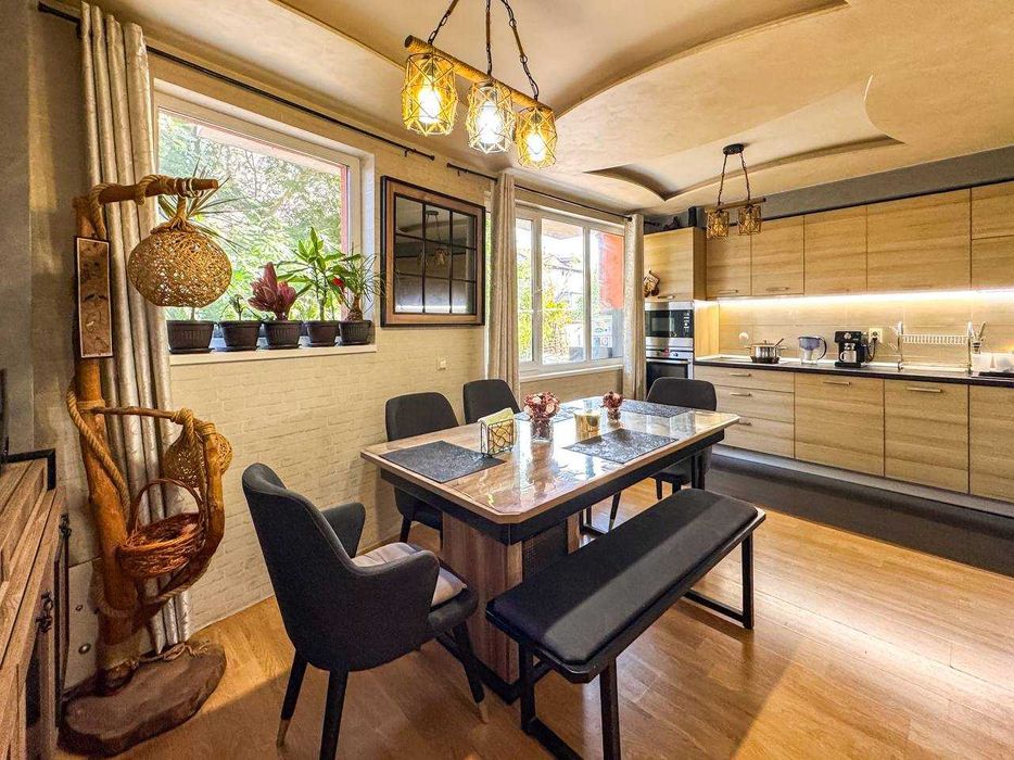 Тристаен апартамент на две нива в центъра на квартал Сарафово, Бургас