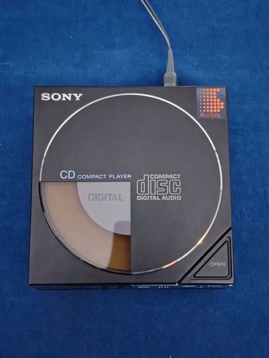 SONY D-50 Compact Disc Player, cu încărcător Sony, obiect de colecție.