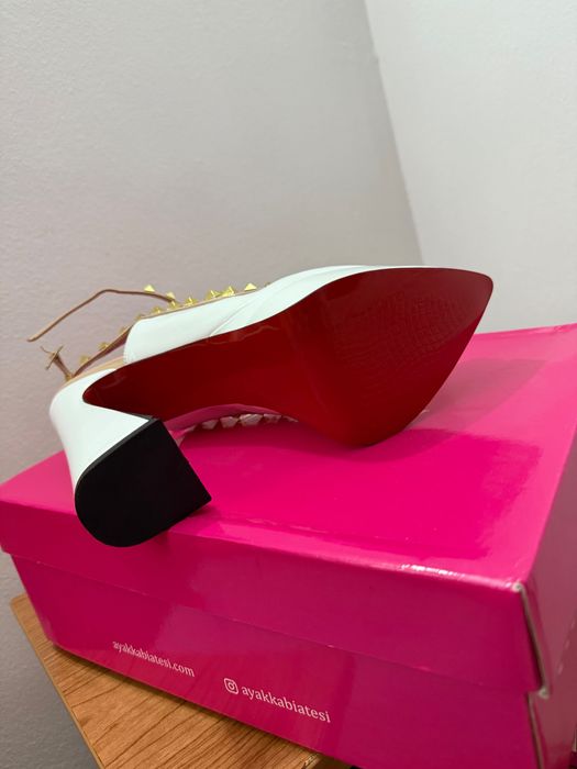 Обувки на ток бяло със златно