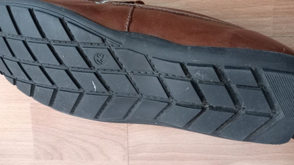 Mocasini din piele naturala.