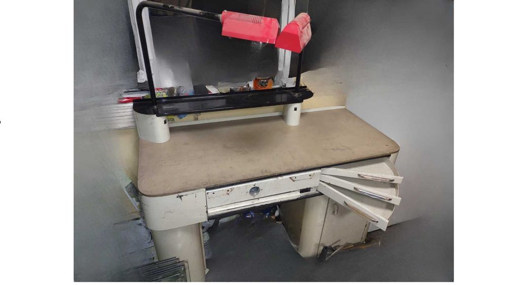 Старо метално зъботехническо бюро с плот от камък и лампи