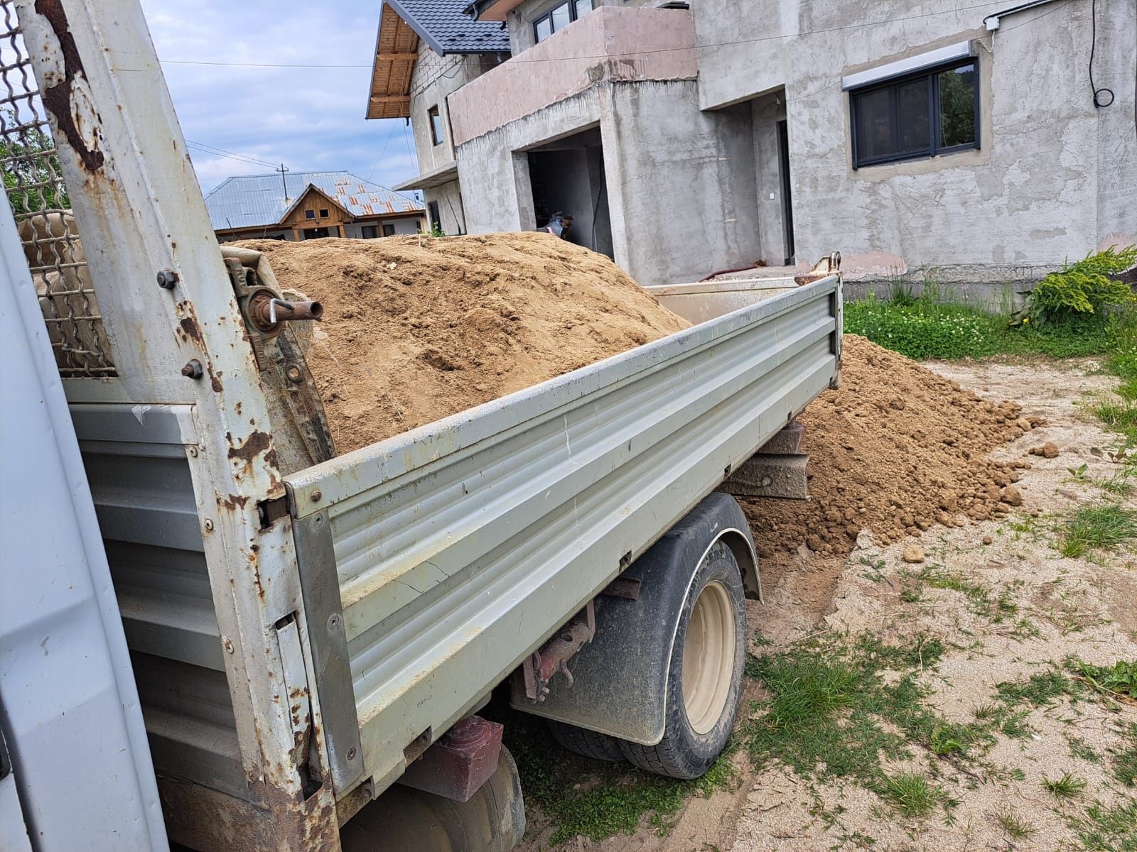 Mărgăritar bolovani chisai nisip asfalt frezat calcar granit gri moloz