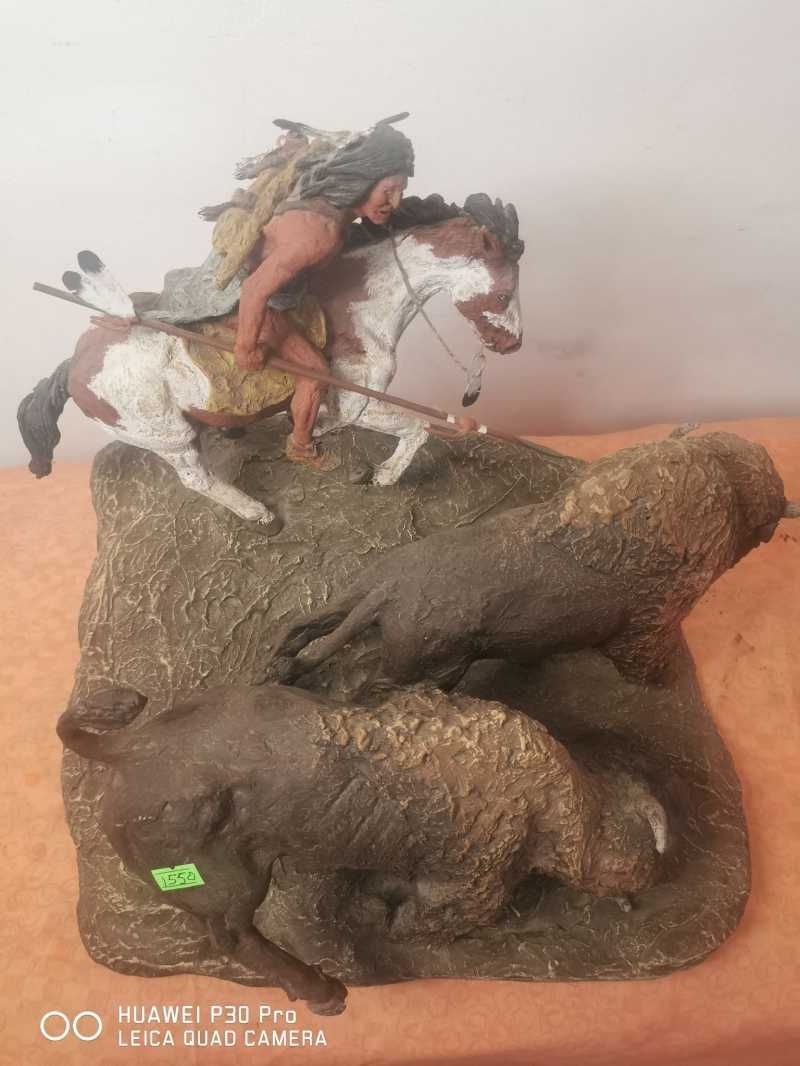 Statuie cu tenta indiana vanatoare de bizon
