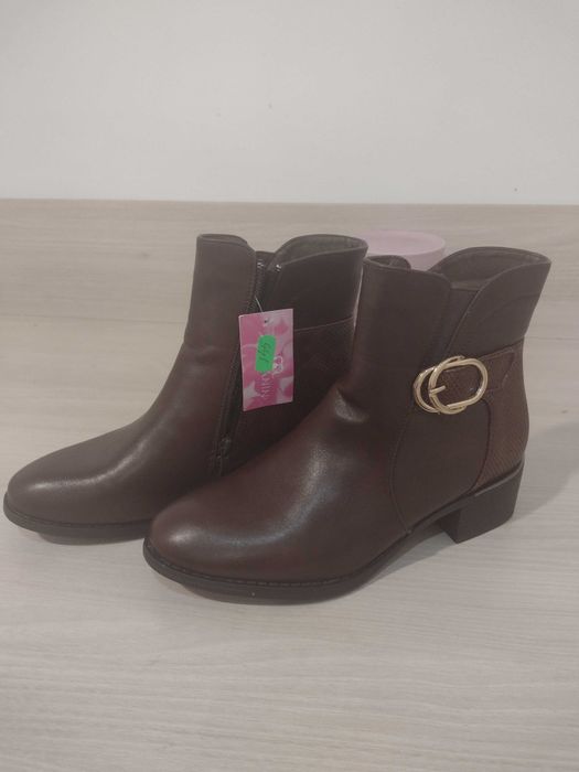 Vând botine noi imblanite