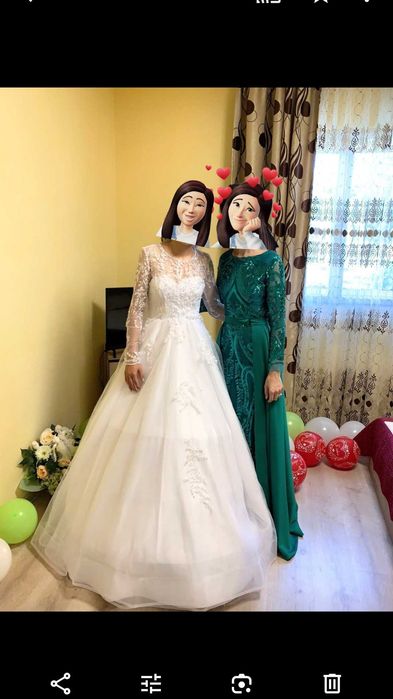 Vând rochie verde, cu trenă detașabilă.