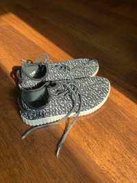 Adidasi pantofi tip Yeezy cu talpa alba
