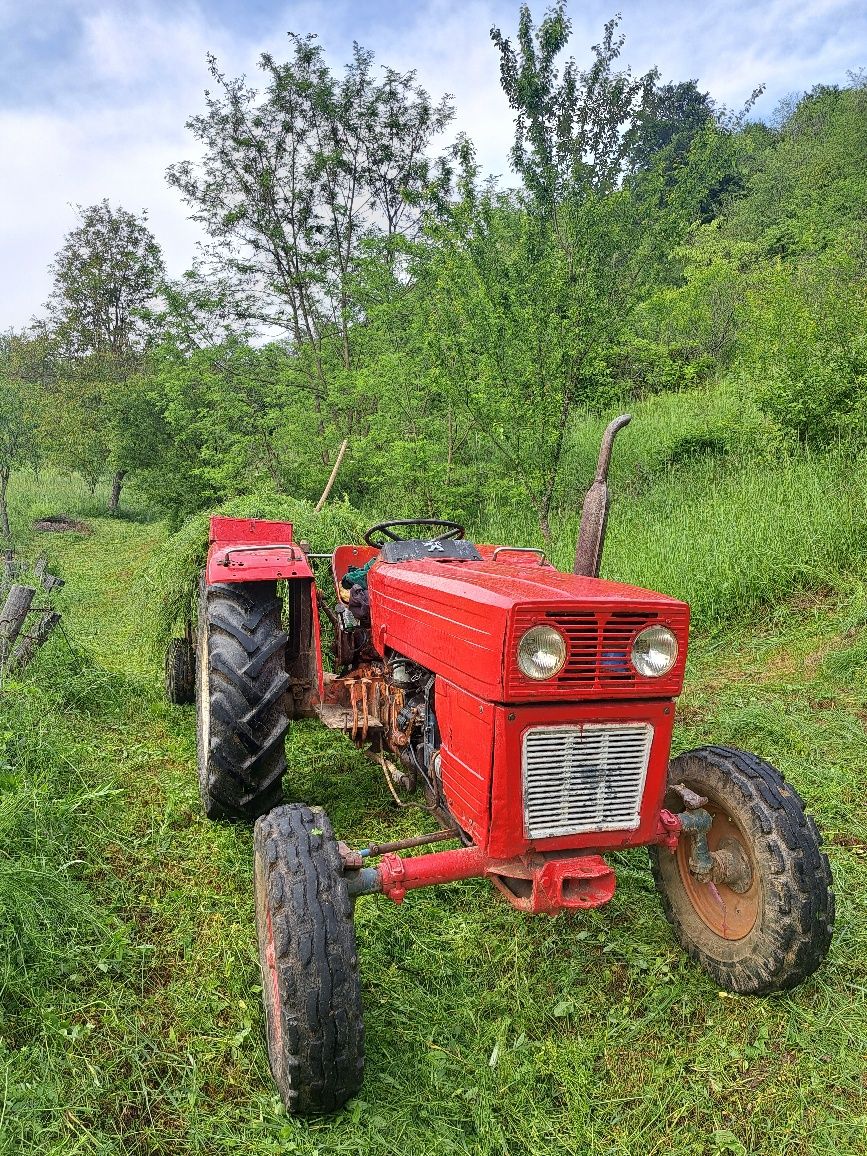 Vând tractor u445