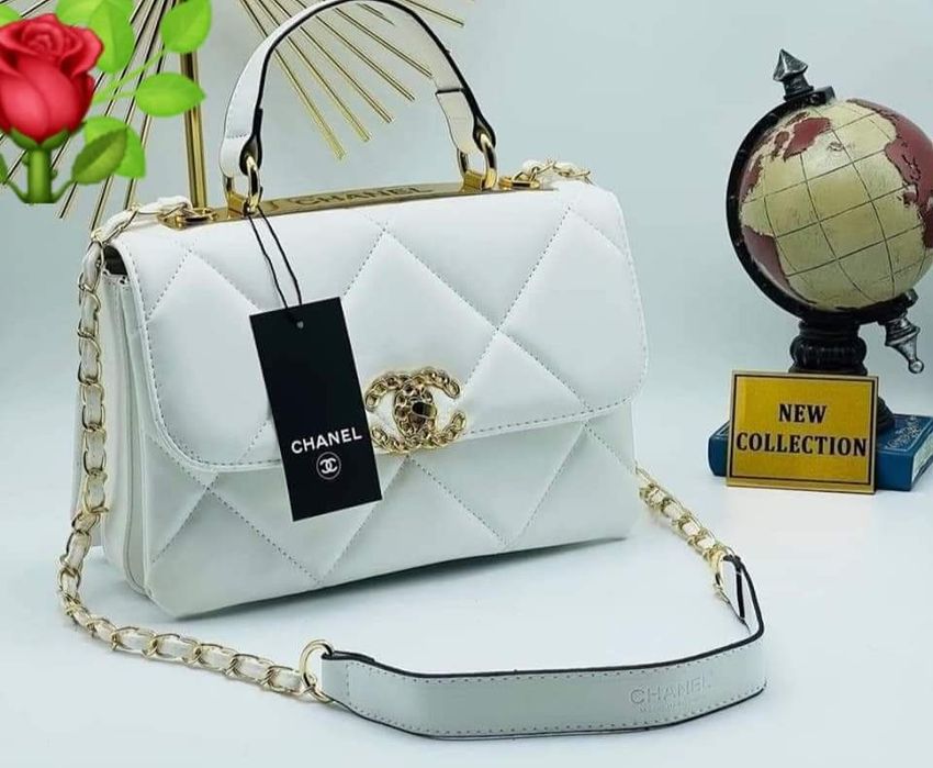 Geanta alb imaculat import Franța, logo metalic auriu, etichetă, sacul