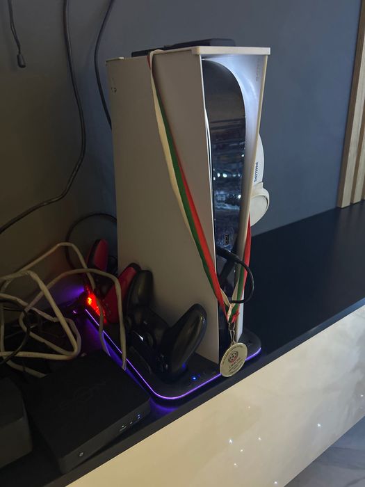 PS 5 + 2 джойстика + поставка с оглаждаща перка