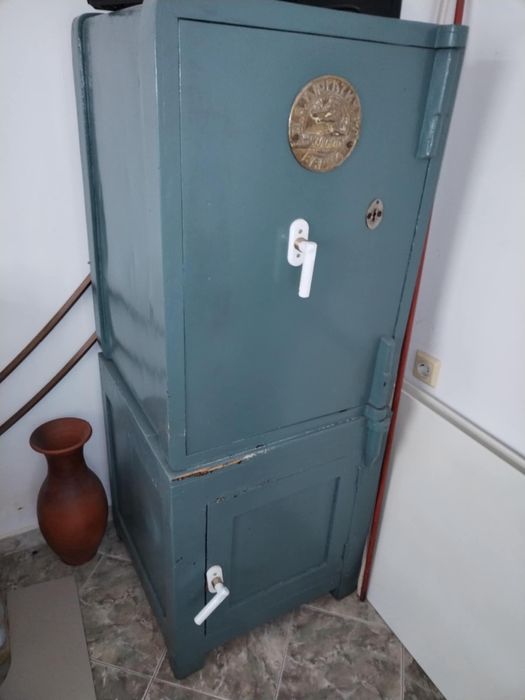 Продавам огнеупорна каса