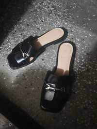 Черни чехли от H M