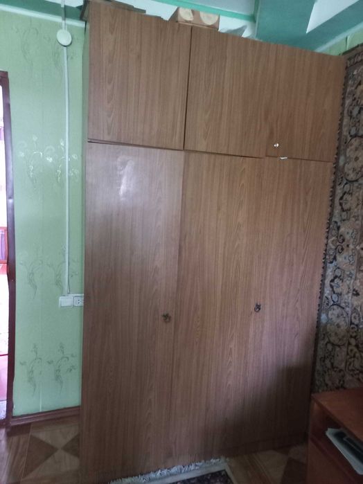 продам шкаф 3х дверный с антрисолью в хорошем состоянии