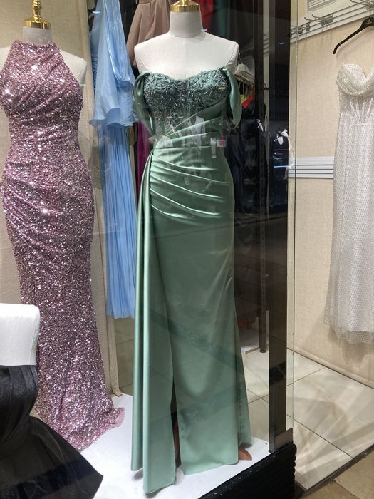 Елегантна, дълга сатенена рокля - зелена!