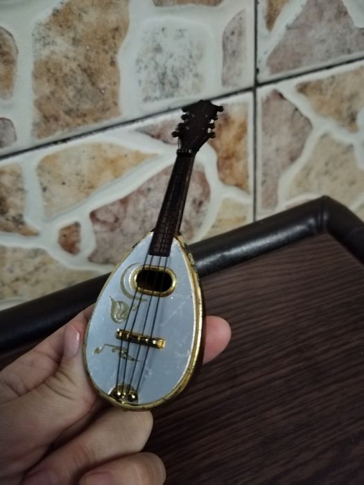 Obiecte de colecție cu foite de aur și pistol din bronz