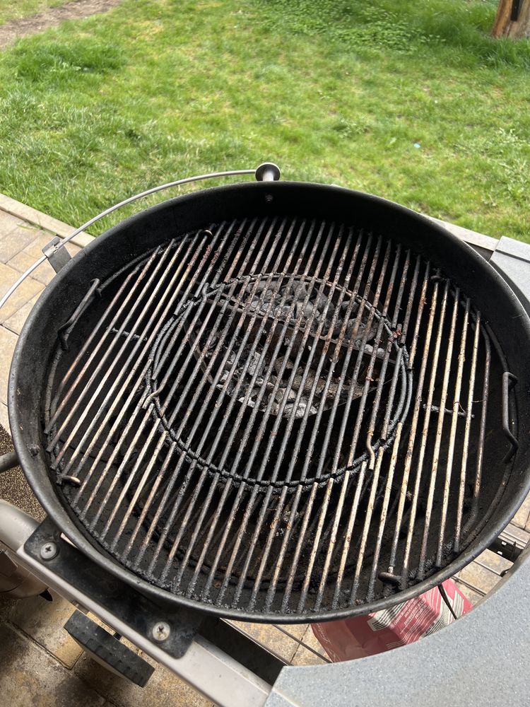 Vand gratar pe carbuni Weber Permormer 57cm cu rotisor electric