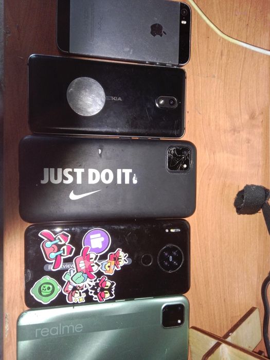 Продам не рабочие телефоны