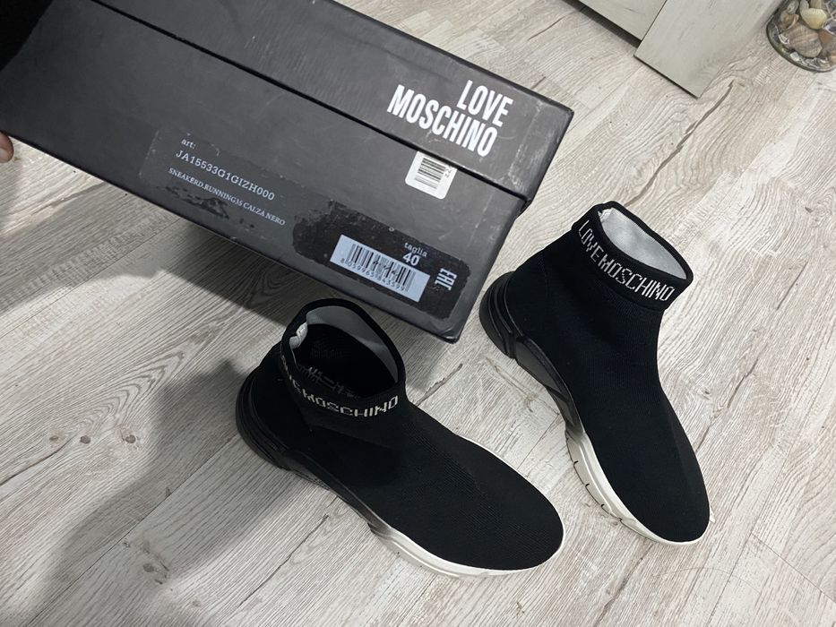 Sneakers Love MOSCHINO -sosete.