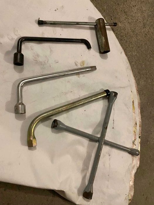 Крик, ключ за джанти, триъгълник, пожарогасител