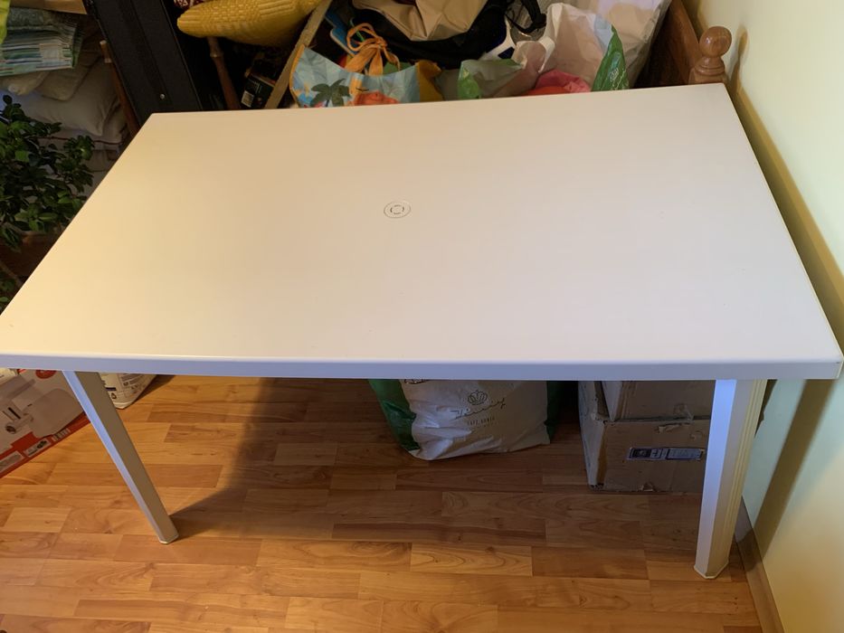 Продавам пластмасова маса с пейка