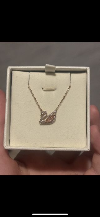 Продавам колие Swarovski