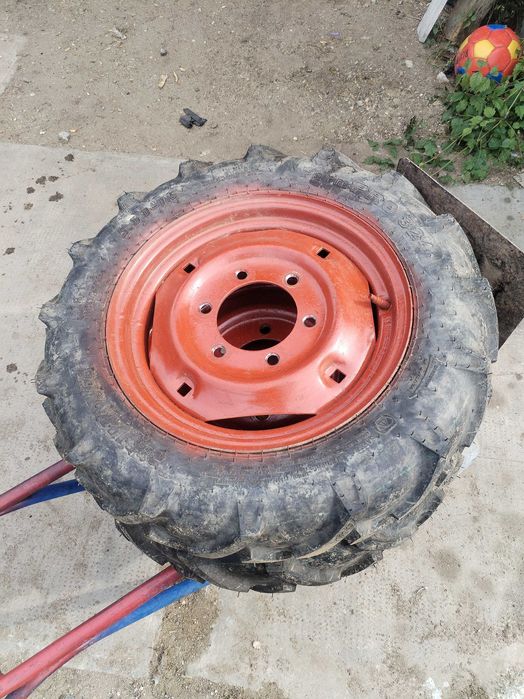 Vând doua roti complete cu cauciucuri noi dimensiunea 5.00/15