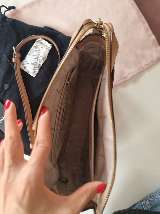 Кожена чанта DKNY за рамо, с регулируема дръжка