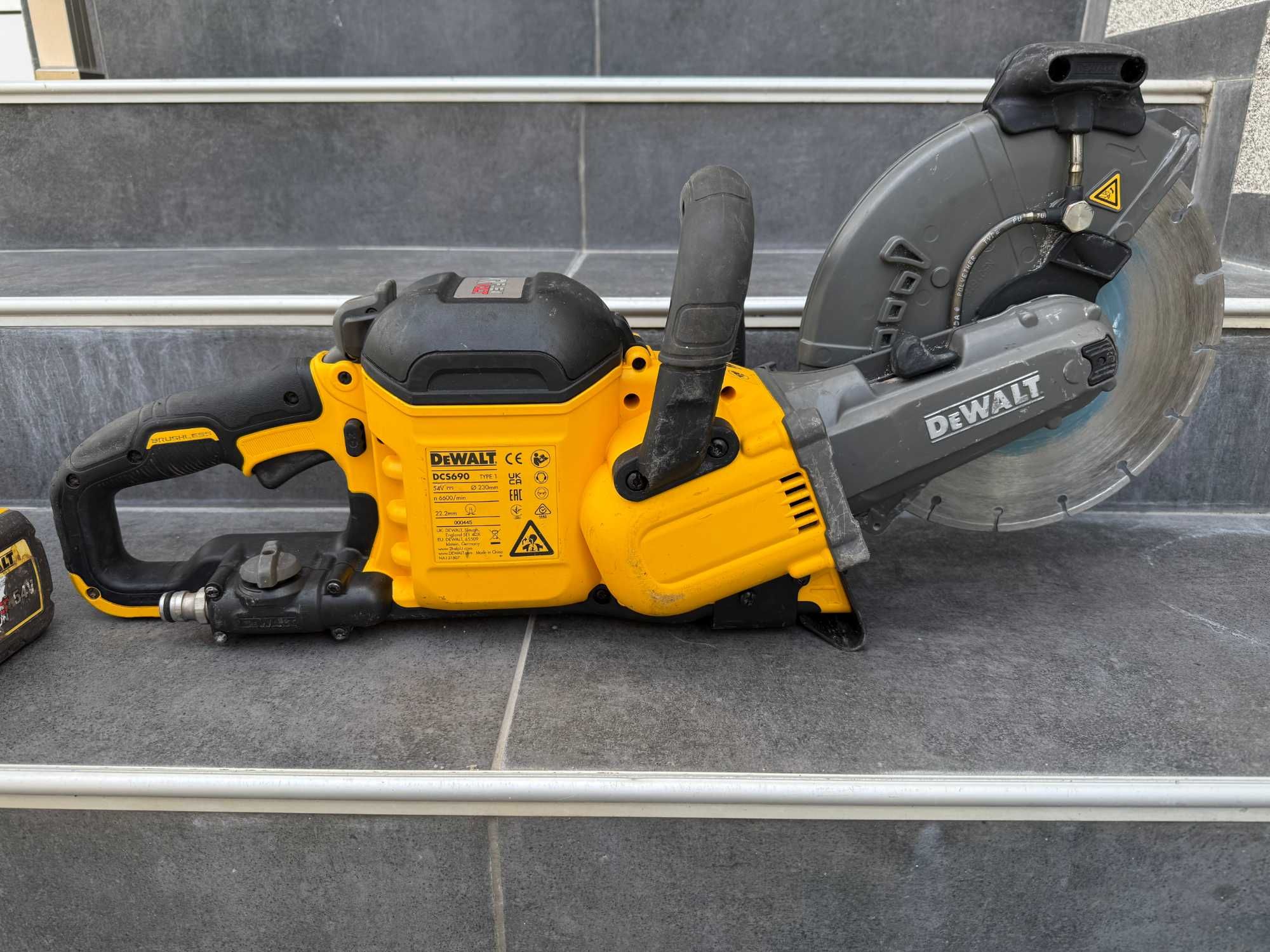 Фугорез Dewalt DCS690