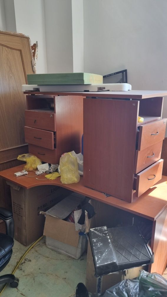 Офисные шкафы, столы с тумбами