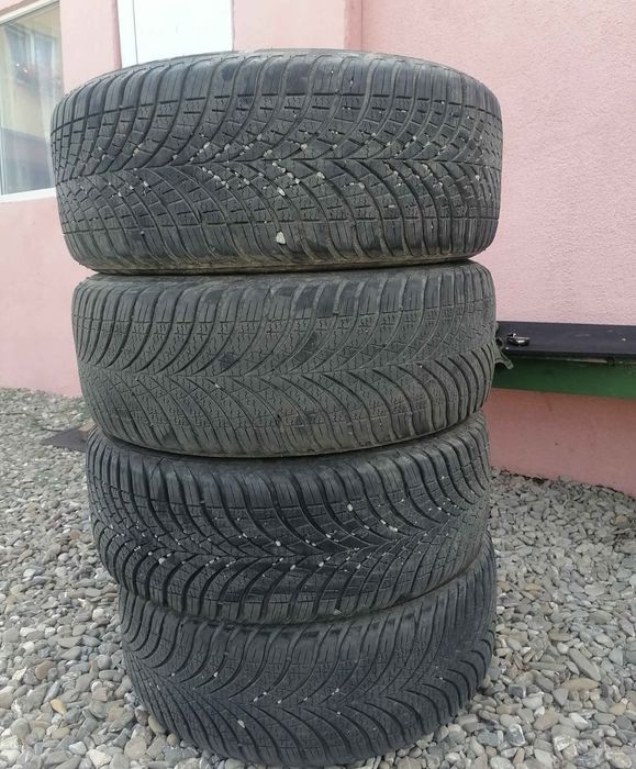 Vând anvelope iarna 225 55 R17