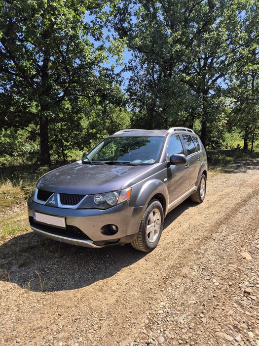 Mitsubishi Outlander 2.0 TDI-140 CP 4x4 decuplabil la buton