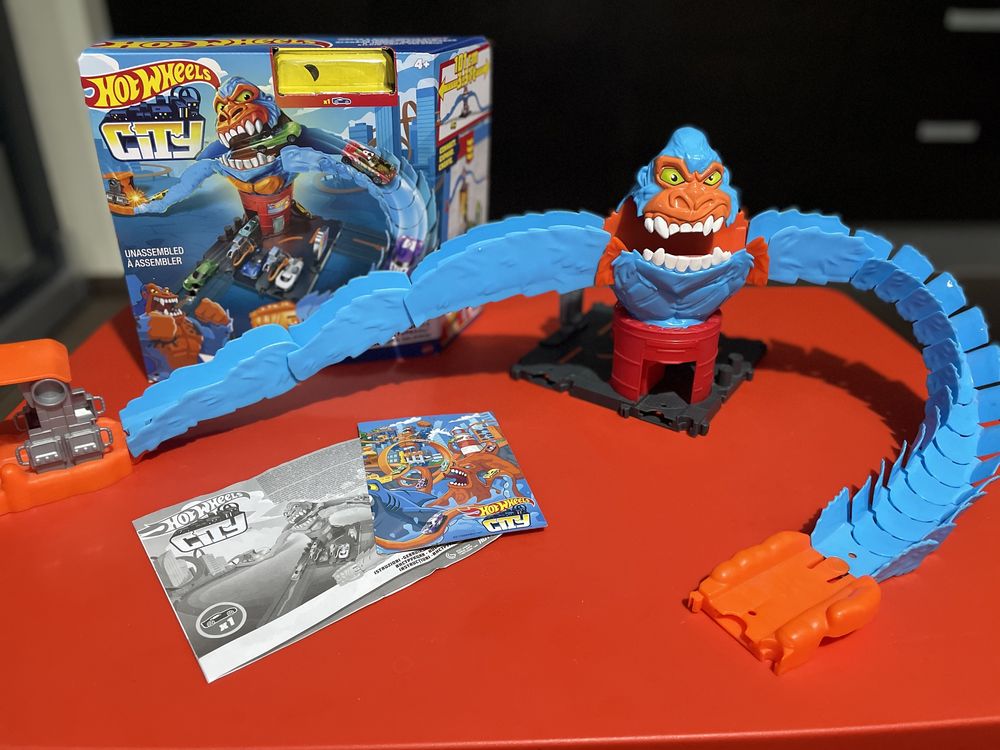 Vând set de joacă Hot Wheels Gorilla Attack