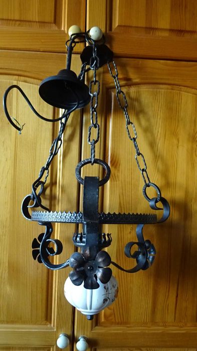 Настолна лампа и полилей  с  декорация в стил Рустик