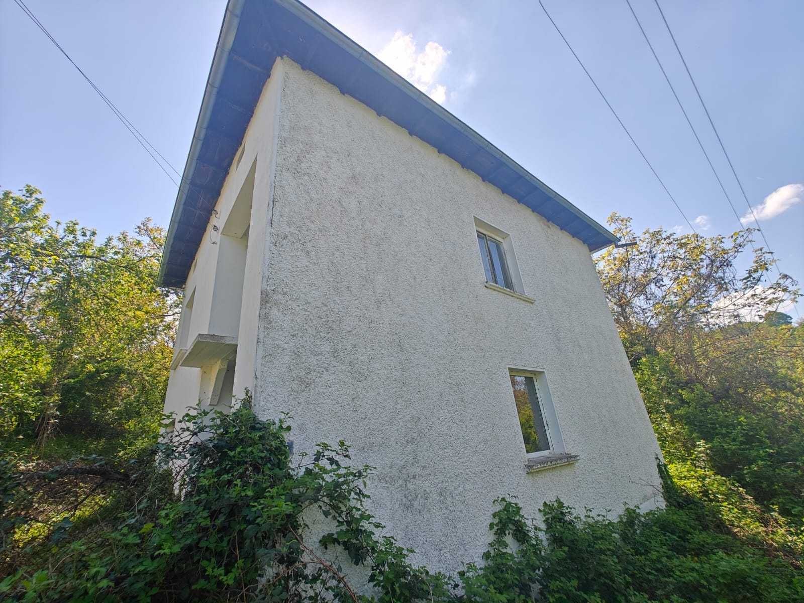 Масивна къща в село Голяма Брестница