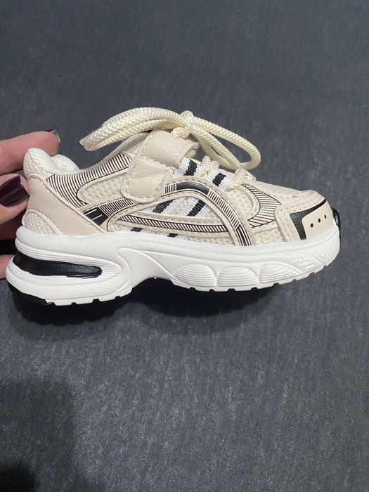 Adidasi unisex numarul 23