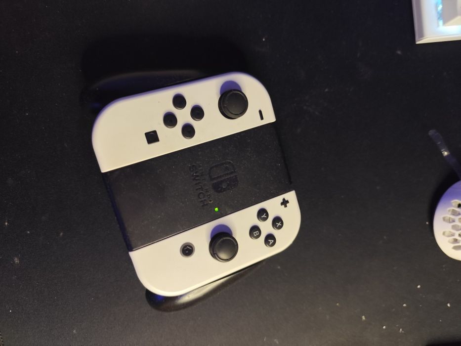 Nintendo switch oled с три игри и кутия на 6 месеца