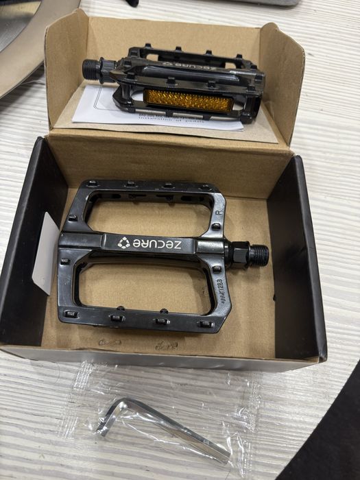 MTB педали свалени от нов байк