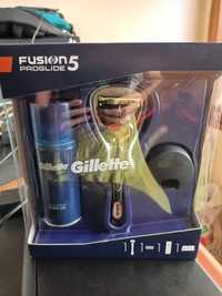 Подаръчни комплекти самобръсначка+гел бръснене Gillette и чаша в кутия