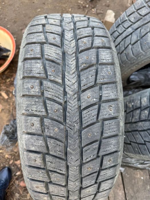 Зимний шипо размер; 215/55 R 17  4 шт
