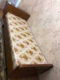 Продается спальный гарнитур кровать с тумбой