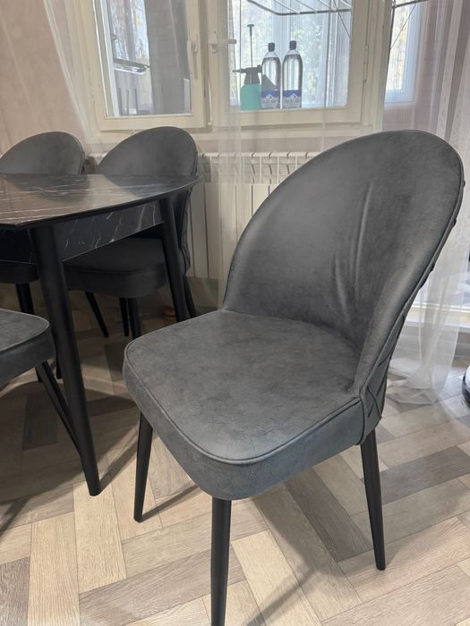 Стол и стулья для гостинной