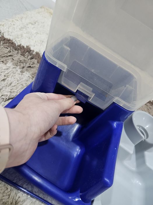 Dispenser hrană pentru câini și pisici