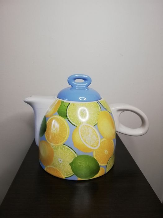 Много красива и сладурска каничка с лимони.